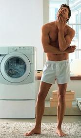 Warum tragen Männer beim Wäschewaschen eigentlich immer Boxershorts und sonst nichts? Soll das heißen, wir waschen erst, wenn wir nichts mehr anzuziehen haben?